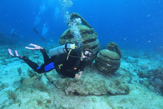 2 Tanks Dives Cancun Underwater Museum for Certified Divers - Two underwater sites, two very different moods