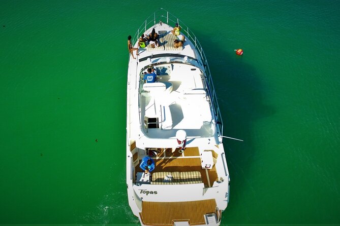 3 Hour Xpu-Ha - 47' Azimut, Tulum, Playa del Carmen, Riviera Maya - The standard bar keeps the party moving