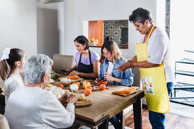 3h Cooking Class in Mexico City: 8 Recipes & Bottomless Drinks - Guacamole, pico de gallo, and the first tastes