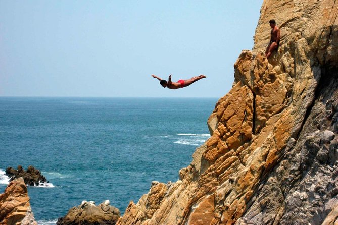 4hr Fun Guide Tour For Cruisers or Hotels Guests with Divers Show - Starting above the bay at the Chapel of Peace