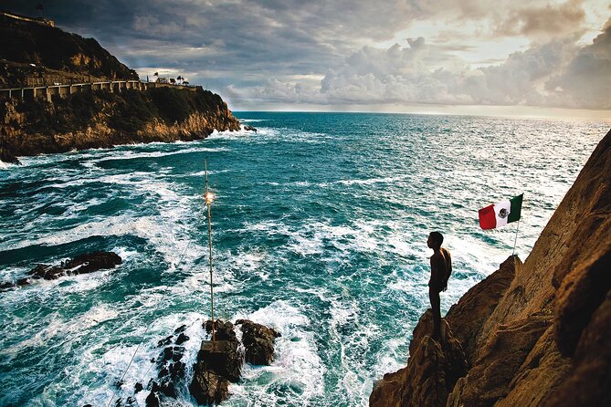 Acapulco Cliff Divers at Night - Why Acapulco’s cliff divers are worth seeing