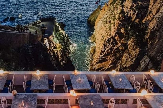Acapulco Cliff Divers at Night - Watching the performance from the restaurant