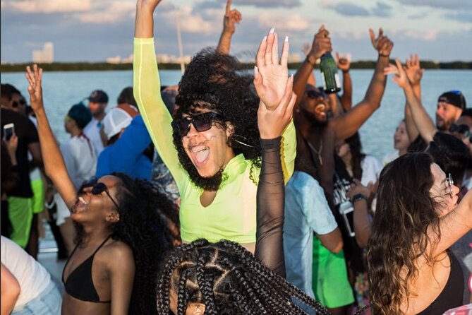 Adults only Hip Hop Sessions Boat Party Cancun - Drinks, champagne showers, and the cost of the fun