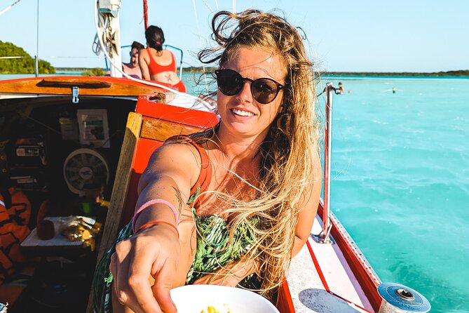 Bacalar: 4hr Private Sailing Tour with Guacamole & Drinks - Bird Island and quiet wildlife watching