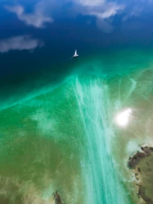 Bacalar: Lagoon Sailing Tour with Snacks and Drinks - Finding the white gate near Beach Club Bacalar
