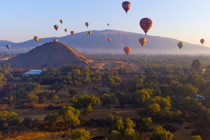 Balloon flight + pick up in CDMX + Breakfast in Cave + Teotihuacan - The balloon port and the wait before takeoff