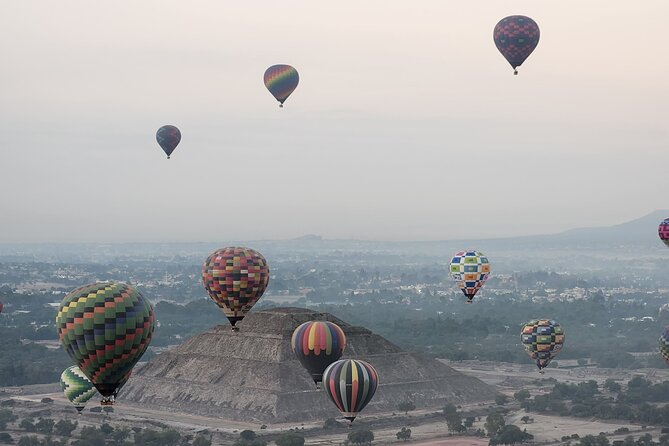 Balloon flight + Transportation + Breakfast in Cave or buffet + Pyramids - Breakfast inside La Cueva Teotihuacán