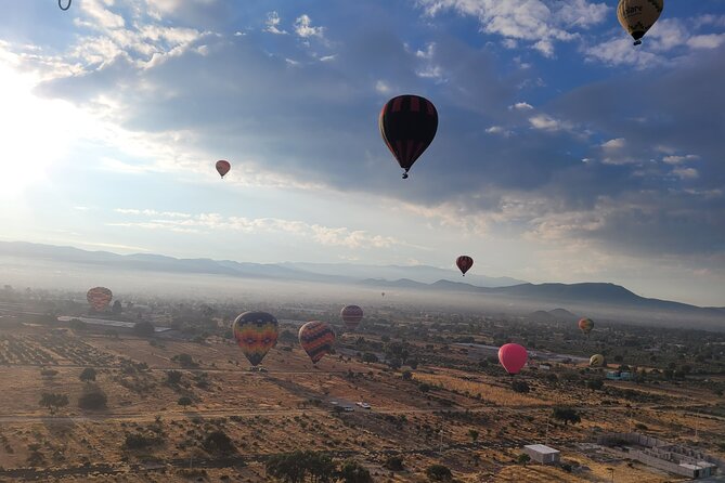 Balloon flight + Transportation + Breakfast in Cave or buffet + Pyramids - Walking through Teotihuacán’s archaeological zone