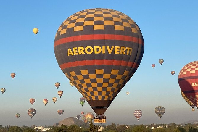 Balloon flight + Transportation + Breakfast in Cave or buffet + Pyramids - What the private format really means