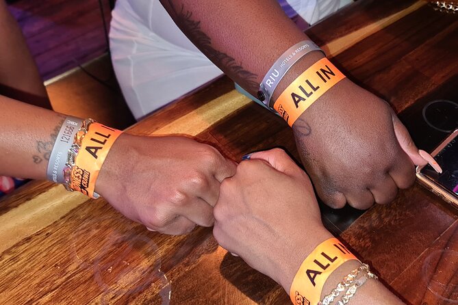 Cabo Bar Crawl - The BEST Bar and Clubs in Cabo - Saloon Cabo and the show element