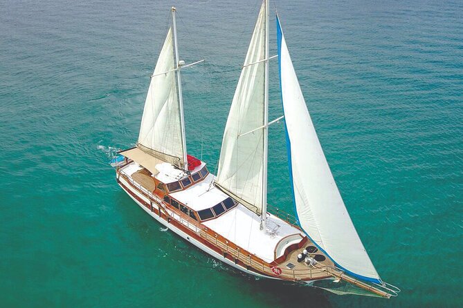 Cabo San Lucas Luxury Sailing Yacht and Dinner with a Chef - Dinner Begins With Drinks and Appetizers
