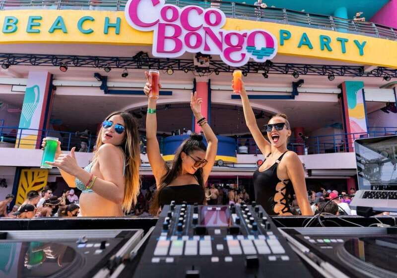 Cancún: Coco Bongo Beach Party Experience - Arriving at the club entrance