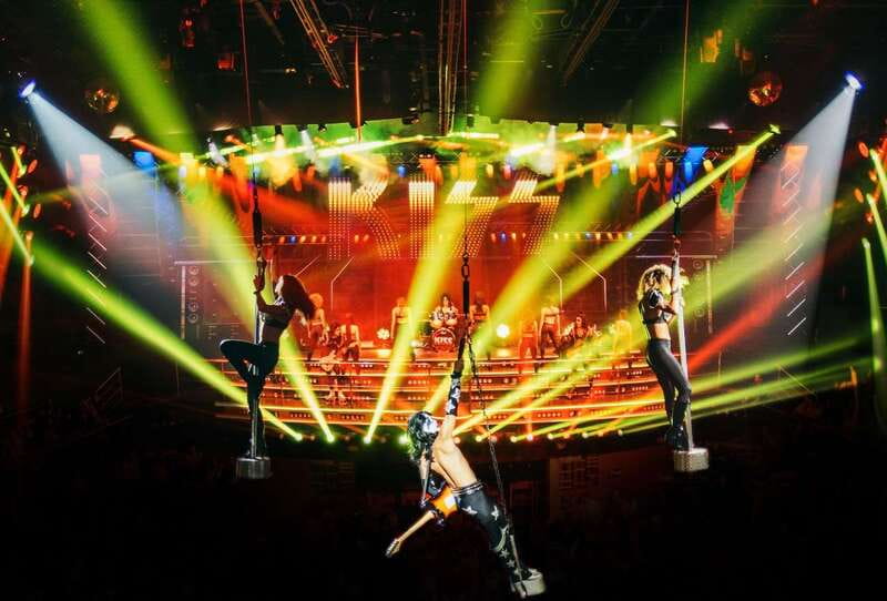 Cancun: Coco Bongo Nightclub Experience - Crowds, comfort, and the real nightclub experience