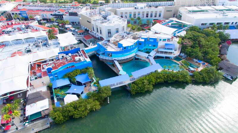 Cancún Interactive Aquarium Admission + Dolphin Presentation - Comparing the included visit with the paid extras