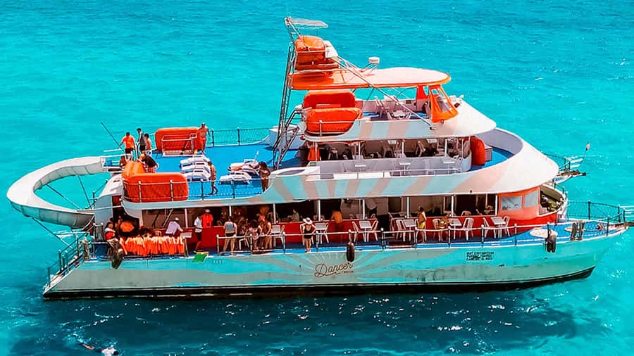 Cancun: Isla Mujeres Full Day Dancer Cruise - Lunch with a view of the water
