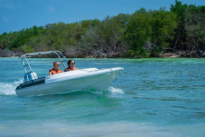 Cancun: Speedboat tour to a Virgin Beach - Taking control of the two-person speedboat