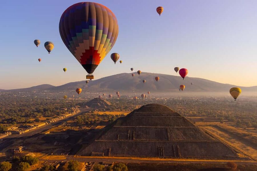 CDMX: Teotihuacan Hot Air Balloon with Breakfast - The 50-minute flight over Teotihuacan