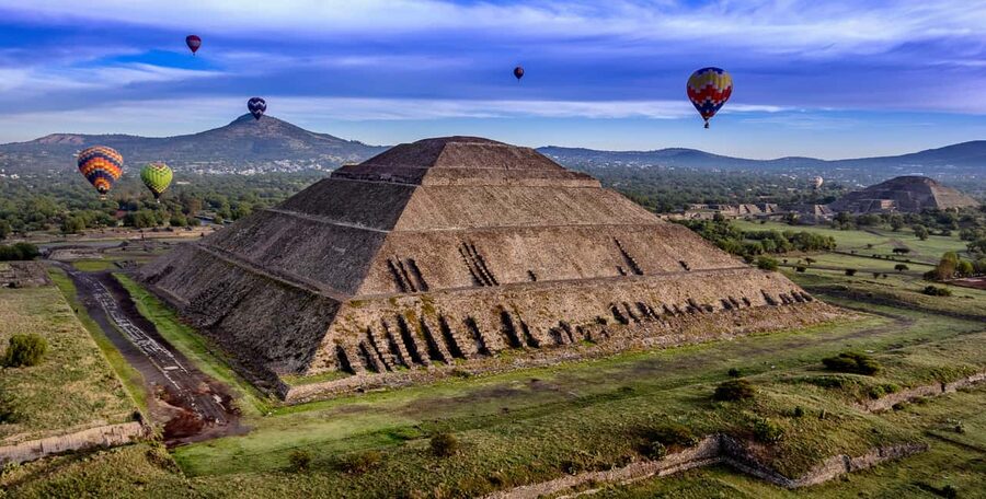 CDMX: Teotihuacan Hot Air Balloon with Breakfast - Walking through Teotihuacan with a guide
