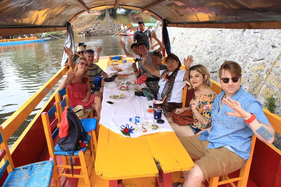 CDMX: Xochimilco Trajinera Party, Drinks, Mariachi & Tacos - The mariachi moment on the canals
