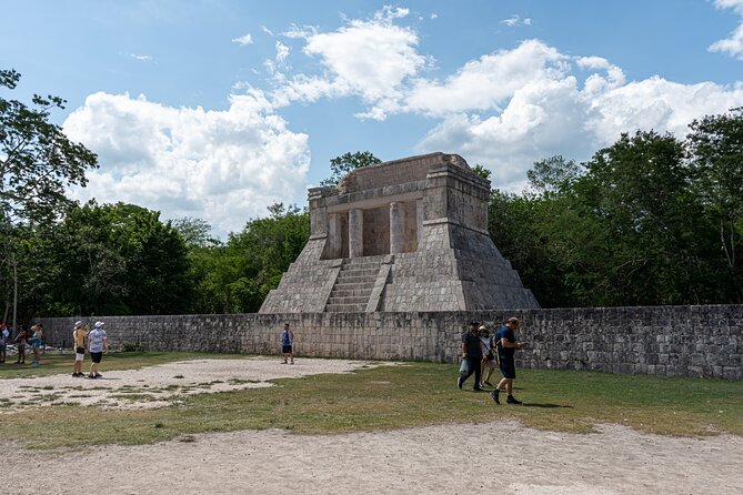 Chichen Itza Early Access Private Tour with Buffet Lunch - The guide makes the ruins easier to read