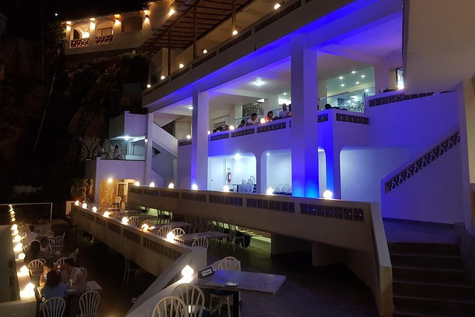 Cliff Diver De Luxe with Different Options at "La Quebrada" - Who will enjoy this evening most?