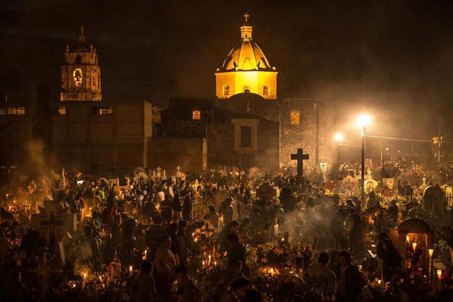 Day of the Dead Tour in San Andres Míxquic From Mexico City - Inside the cemetery during the celebration