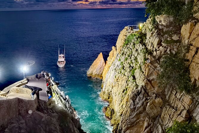 DeLuxe Cliff Divers+Sunset Exhibition byNight w/Different Options - La Perla turns the performance into a full evening