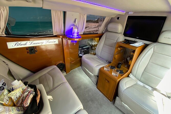 Deluxe GMC Limousine from CUN Airport to Playa Mujeres - The entertainment system needs a quick check