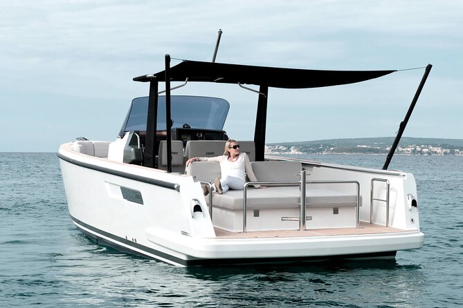 Deluxe Private Boats - 36 ft Fjord - Meeting the boat at Marina Asipona