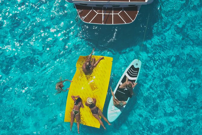 Deluxe Yacht 48FT with FlyBrige Rental in Cancun - The four-hour route to Isla Mujeres