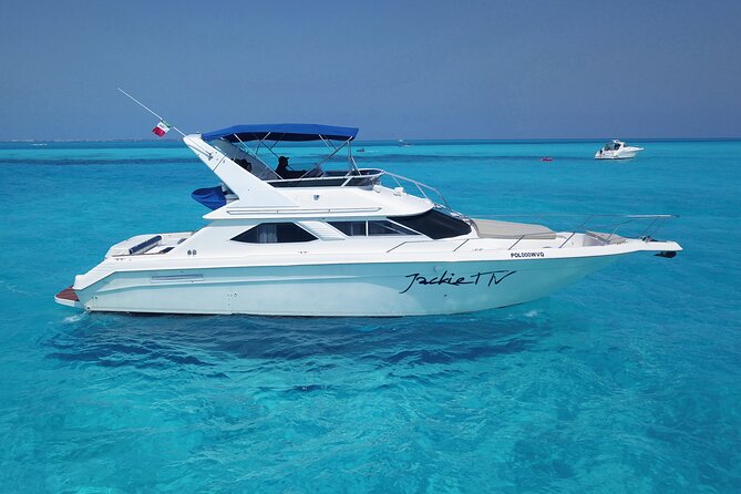 Deluxe Yacht 48FT with FlyBrige Rental in Cancun - Crew service and the feel onboard