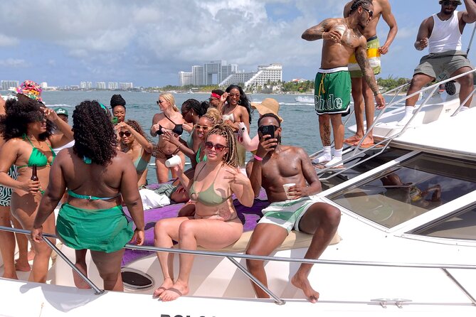 Deluxe Yacht 48FT with FlyBrige Rental in Cancun - Meeting at the marina and planning your day