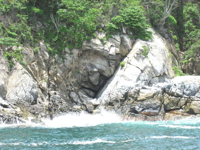From La Crucecita: Private Huatulco 7 or 5 Bays Boat Trip - Key points at a glance