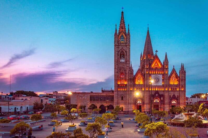 Guadalajara: Guided Tlaquepaque Night Tour with Hotel Pickup - Key points to know before booking