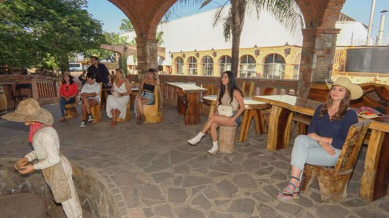 Guadalajara: Premium Tequila Tour with Tastings and Pairings - Tequila Selecto: from ancestral methods to modern production