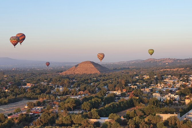 Hot air balloon from CDMX and Restaurant la Gruta (ORIGINAL) - The 45-minute balloon flight over Teotihuacán