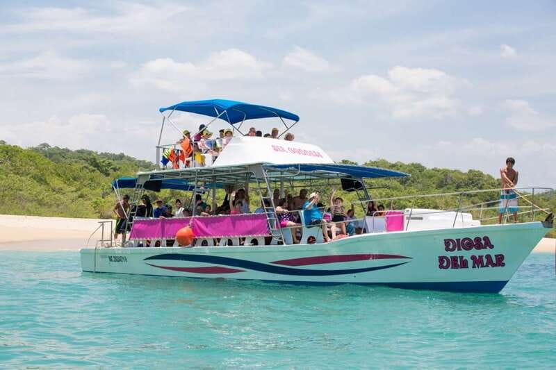 Huatulco: Bays Boat Tour with Snorkeling and Hotel Pickup - Chachacual Bay and the Snorkeling Stop