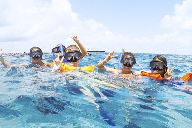 Isla Mujeres Catamaran Tour with Snorkel, Open bar and Transport - El Meco reef: beautiful water, variable snorkeling