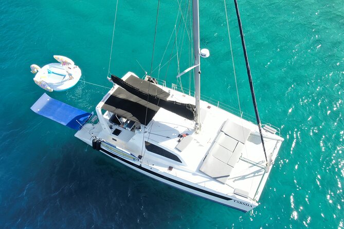 Luxury Sailing catamaran charter in Cabo San Lucas all inclusive - Sailing toward the famous Arch