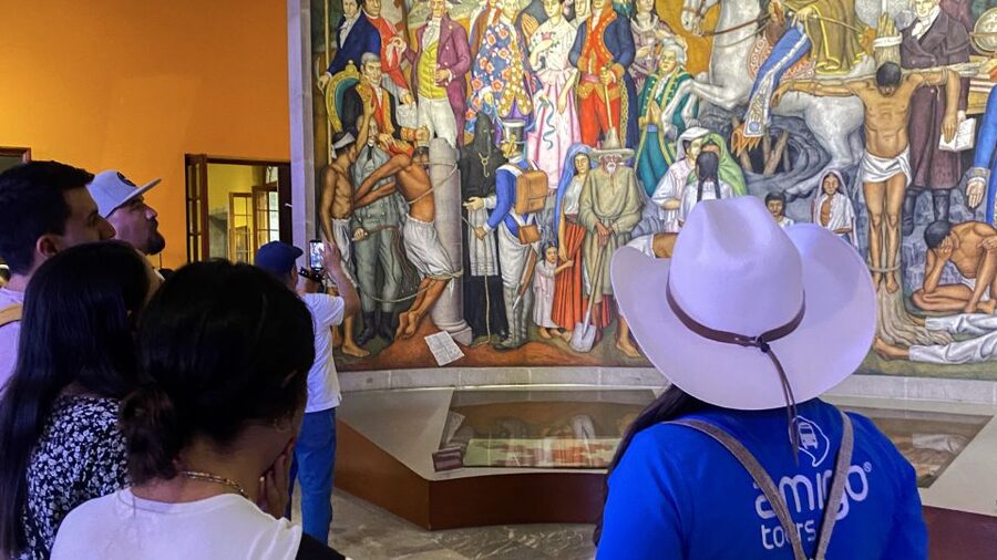Mexico City: Chapultepec Castle and Anthropology Museum Tour - Crossing Chapultepec Park on foot