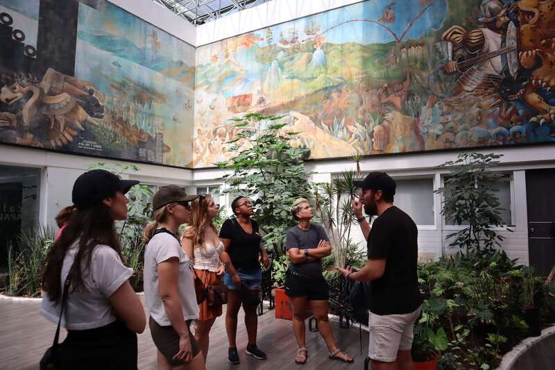 Mexico City: City Highlights Cable Car Ride w/ Taco & Tour - How the guide shapes the experience
