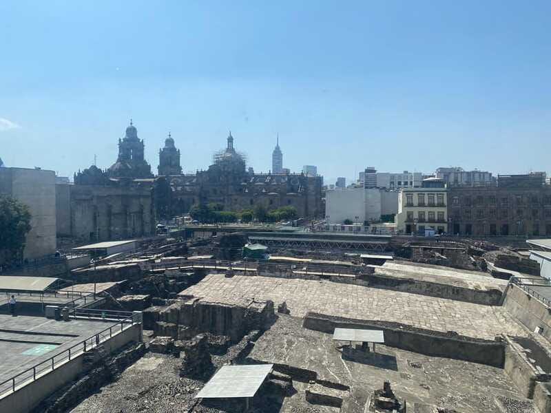 Mexico City: Historical walking tour of Tenochtitlan - Casa de los Azulejos and one memorable mural