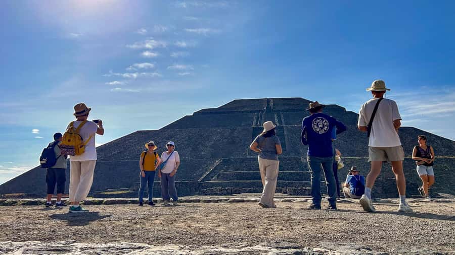 Mexico City: Teotihuacan, Tlatelolco & Guadalupe Shrine Tour - Lunch and the Mexican fiesta