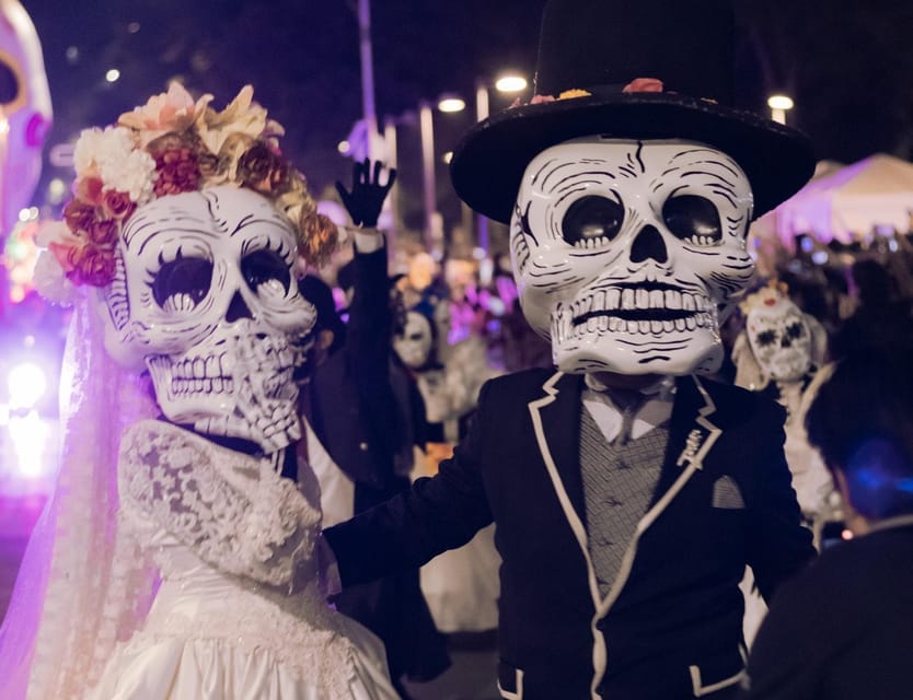 Oaxaca: Day of the Dead Evening Walking Tour with Dinner - Dinner at the end of a long walk