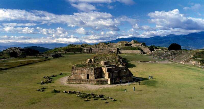 Oaxaca de Juarez: Monte Alban Half-Day Tour - From 5 de Mayo 300 to the mountain