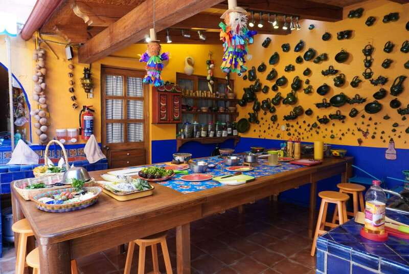 Oaxaca: Traditional Oaxacan Cooking Class with Market Visit - The textile connection in Teotitlán