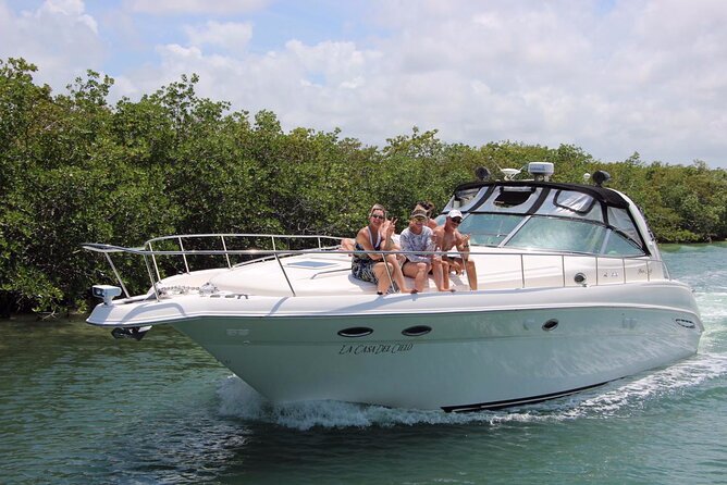 Private 50FT Yacht Rental in Cancún P8 - Swimming and snorkeling near Isla Mujeres