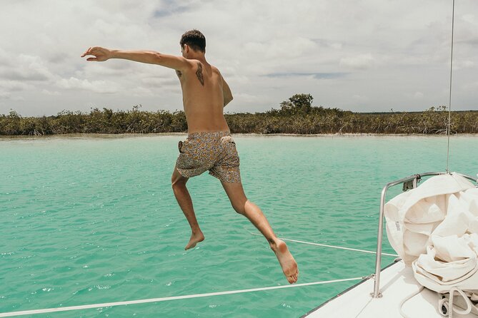 Private sailing tour of Bacalar Lagoon - Fruit, beer, and a simple break on board