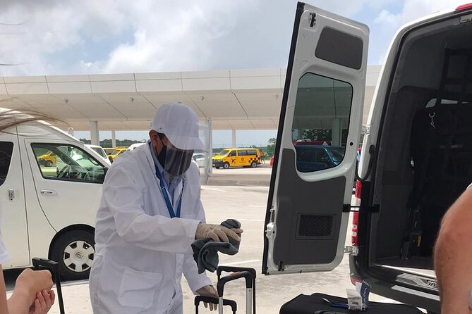 Private Transfer- Airport-Hotel Cancun Up 1 to 5 Passengers - Finding Your Driver at Cancun International Airport