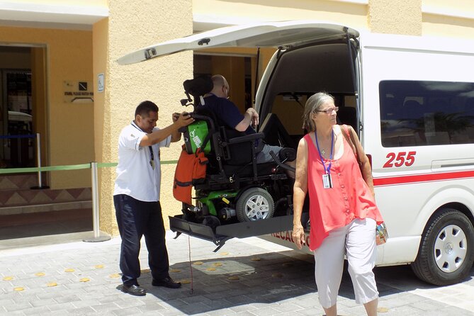 Private Transfer between Cozumel Airport or Ferry, and Hotels - Finding the Right People at the Terminal